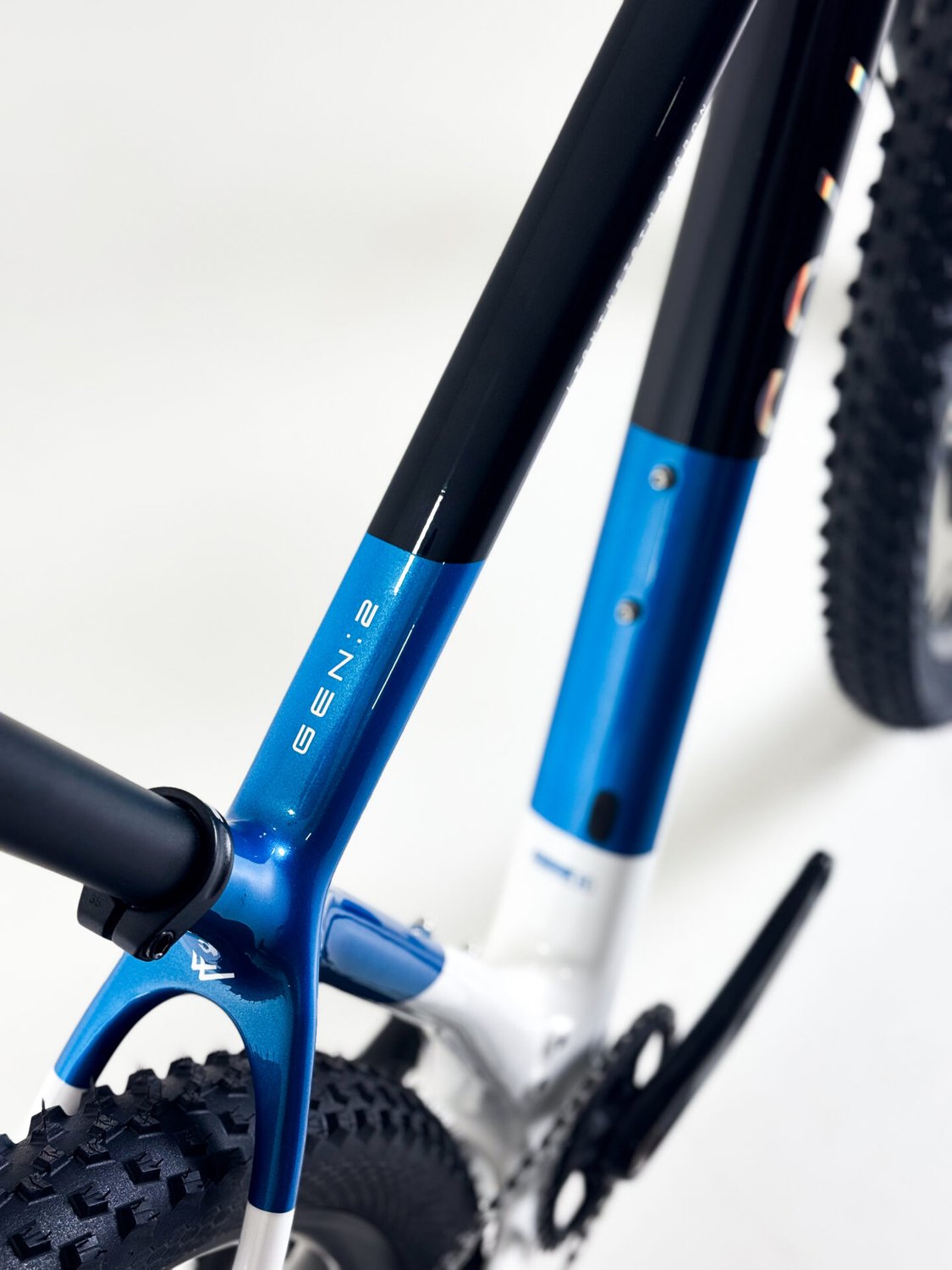 Bicicleta Colli Zurich Comp SH Carbono A.29 2026 Branco/Azul/Preto DEORE Tamanho M